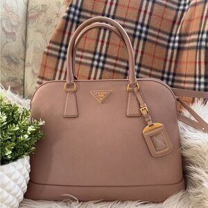 ❤️Popular Prada Nude Pink Saffiano Lux Leather Handbag/ Crossbody bag 🩷99% new.